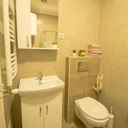 White Fields-Central 2-Bdrm Apartment With Parking Novi Sad Exterior photo
