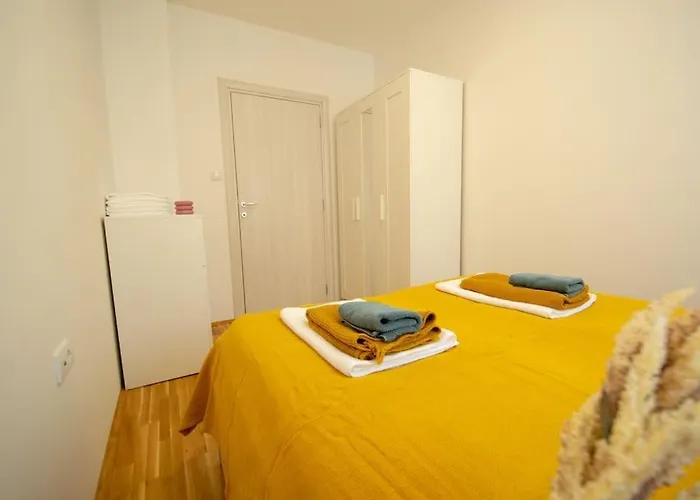 White Fields-Central 2-Bdrm Apartment With Parking