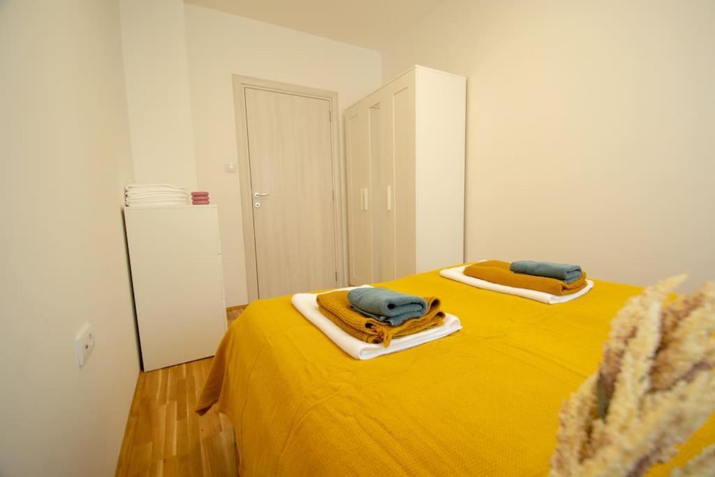 White Fields-central 2-bdrm With Parking Apartment *