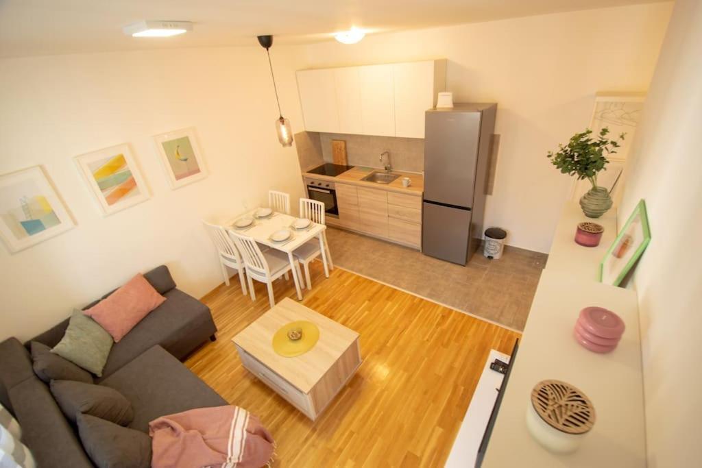 Apartment White Fields-central 2-bdrm With Parking Novi Sad