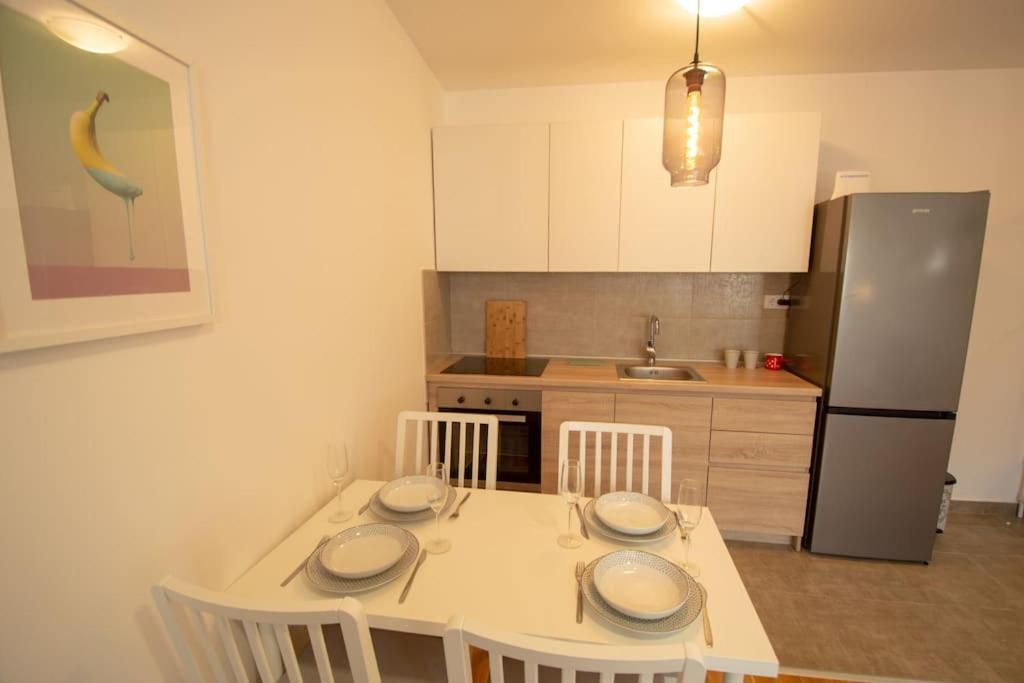White Fields-central 2-bdrm With Parking Apartment