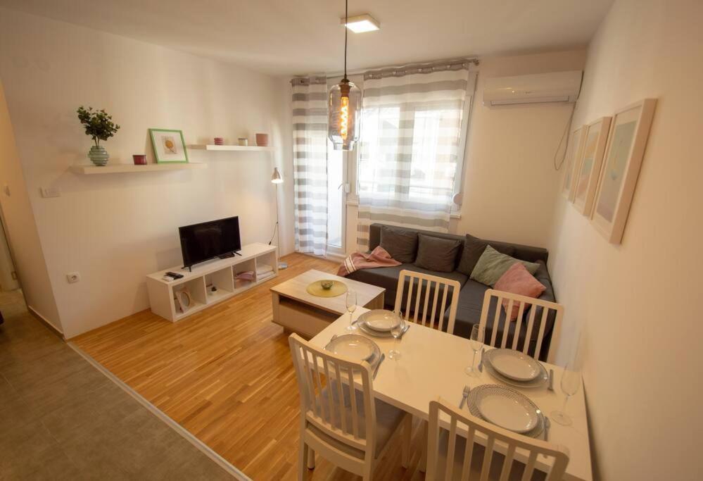 White Fields-central 2-bdrm With Parking
